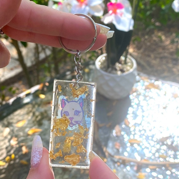 Kitty Cat & Gold Flakes Resin Keychain - Picture 4 of 10